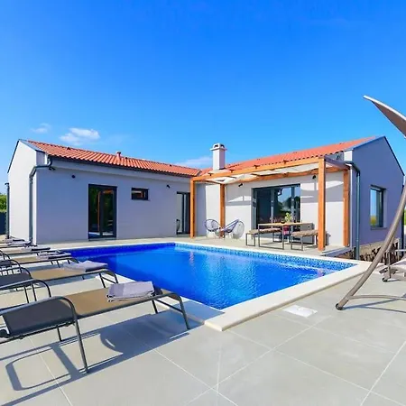 Balun In - 3 Bedrooms - Pool - Garden - Sauna