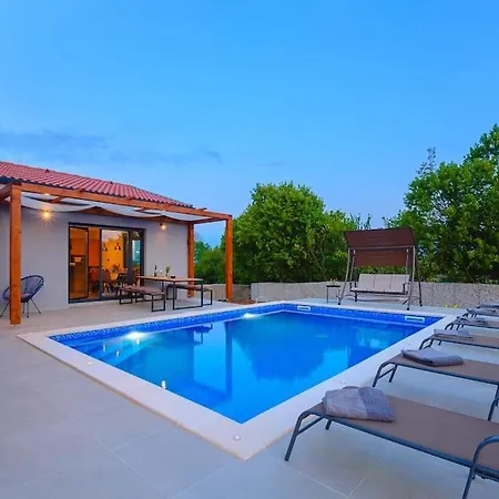 Balun In - 3 Bedrooms - Pool - Garden - Sauna 빌라 Orihi