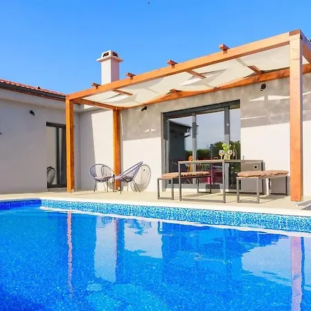 Balun In - 3 Bedrooms - Pool - Garden - Sauna * Orihi