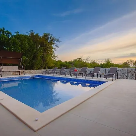 Balun In - 3 Bedrooms - Pool - Garden - Sauna * Orihi