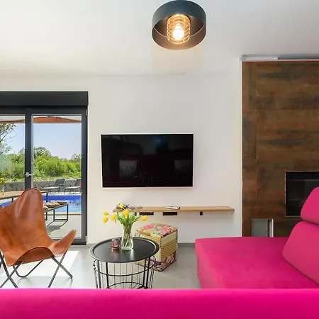 Balun In - 3 Bedrooms - Pool - Garden - Sauna *