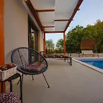 Balun In - 3 Bedrooms - Pool - Garden - Sauna * Orihi