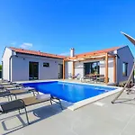Balun In - 3 Bedrooms - Pool - Garden - Sauna