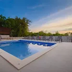 Balun In - 3 Bedrooms - Pool - Garden - Sauna * Orihi