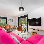 فيلة Balun In - 3 Bedrooms - Pool - Garden - Sauna