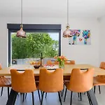 Balun In - 3 Bedrooms - Pool - Garden - Sauna فيلة