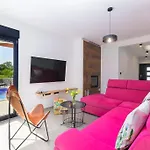 Balun In - 3 Bedrooms - Pool - Garden - Sauna Orihi