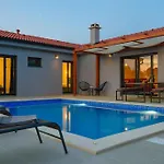 فيلة Balun In - 3 Bedrooms - Pool - Garden - Sauna *