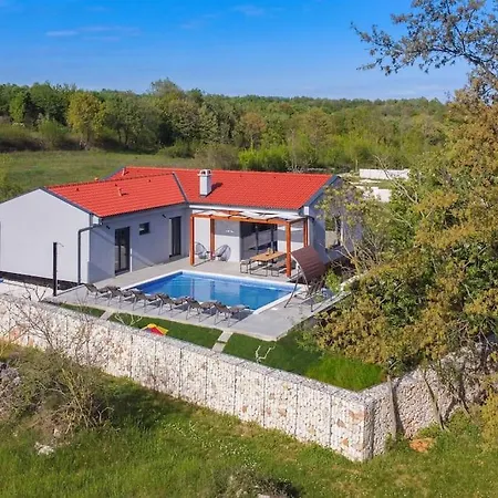 Balun In - 3 Bedrooms - Pool - Garden - Sauna Villa Orihi