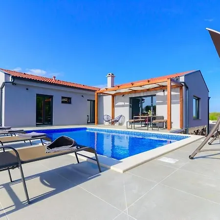 Balun In - 3 Bedrooms - Pool - Garden - Sauna