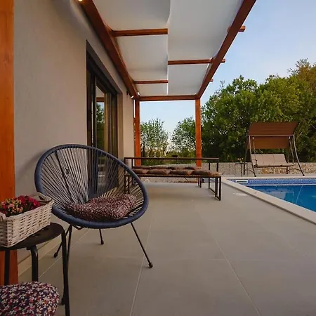 Balun In - 3 Bedrooms - Pool - Garden - Sauna * Orihi