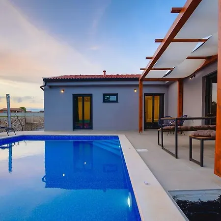 Vila Balun In - 3 Bedrooms - Pool - Garden - Sauna