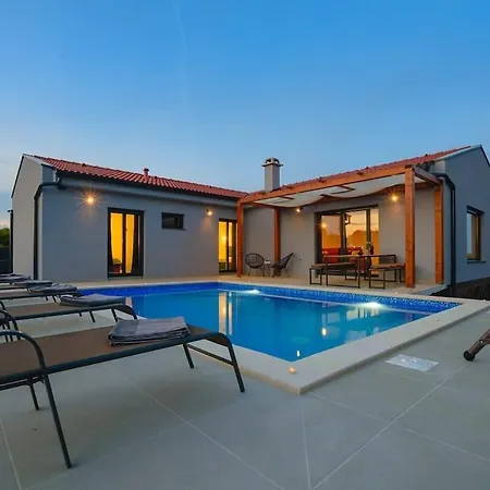 Balun In - 3 Bedrooms - Pool - Garden - Sauna Villa *