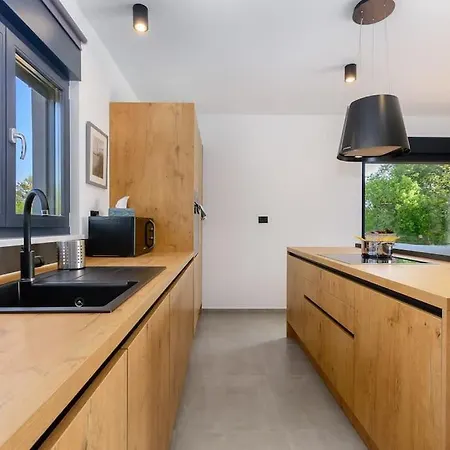 Villa Balun In - 3 Bedrooms - Pool - Garden - Sauna