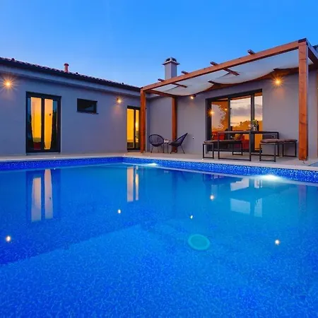Vila Balun In - 3 Bedrooms - Pool - Garden - Sauna Orihi