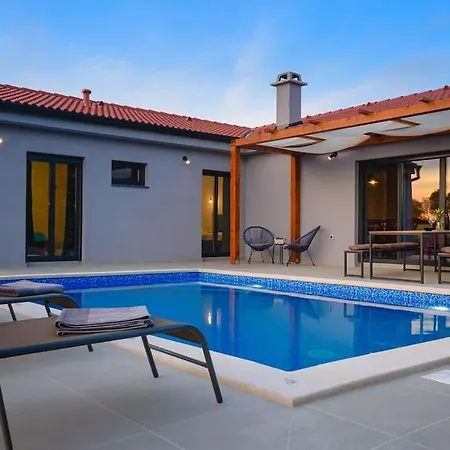 Balun In - 3 Bedrooms - Pool - Garden - Sauna Villa *