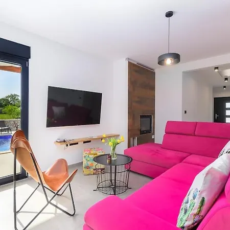 Balun In - 3 Bedrooms - Pool - Garden - Sauna Orihi