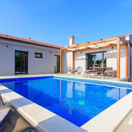 Balun In - 3 Bedrooms - Pool - Garden - Sauna Vila *