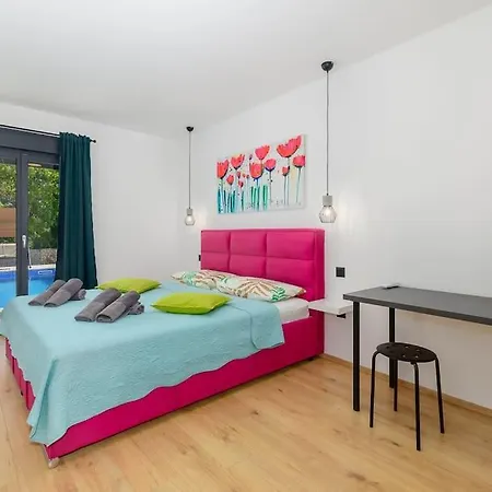 Villa Balun In - 3 Bedrooms - Pool - Garden - Sauna Orihi