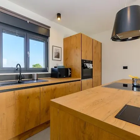 Balun In - 3 Bedrooms - Pool - Garden - Sauna Villa *