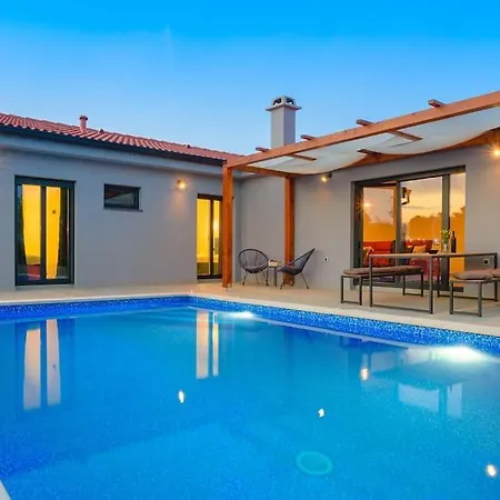Balun In - 3 Bedrooms - Pool - Garden - Sauna Villa Orihi