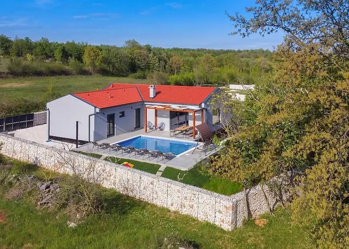 Balun In - 3 Bedrooms - Pool - Garden - Sauna Vila Orihi