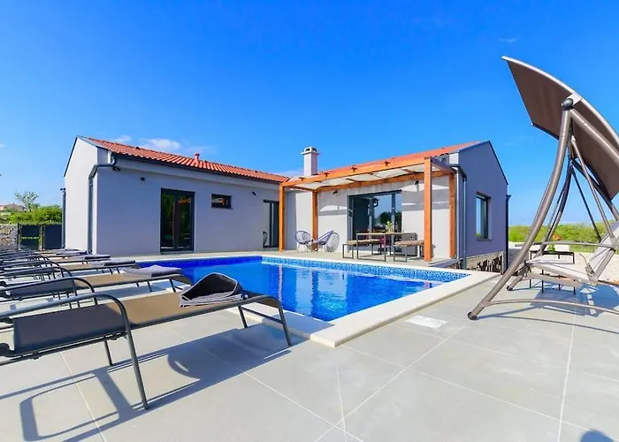 Balun In - 3 Bedrooms - Pool - Garden - Sauna