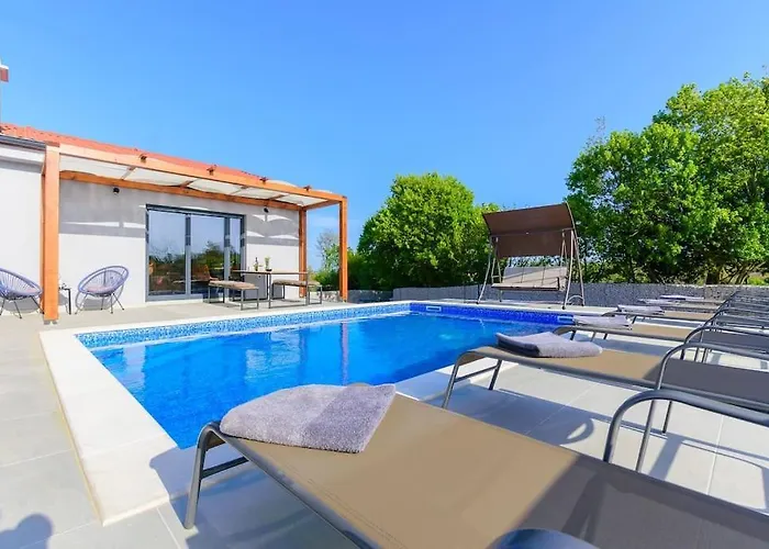 Vila Balun In - 3 Bedrooms - Pool - Garden - Sauna Orihi