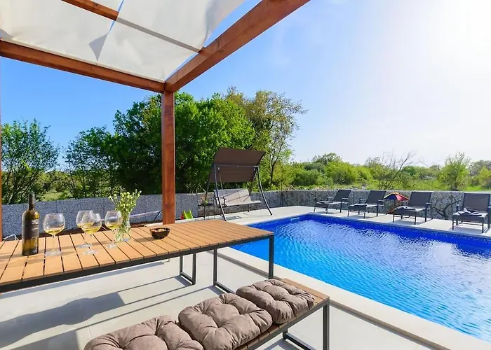 Vila Balun In - 3 Bedrooms - Pool - Garden - Sauna *