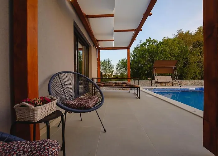 Balun In - 3 Bedrooms - Pool - Garden - Sauna * Orihi