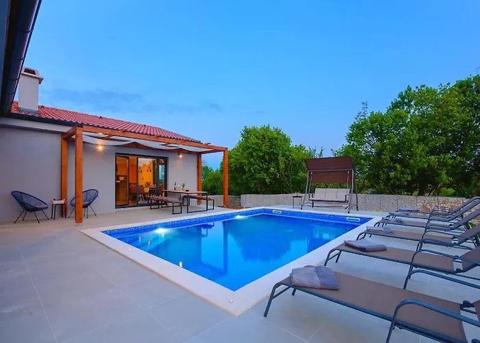 Balun In - 3 Bedrooms - Pool - Garden - Sauna Vila Orihi