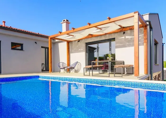 Balun In - 3 Bedrooms - Pool - Garden - Sauna * Orihi