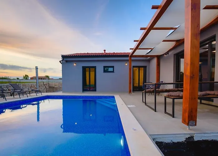 Vila Balun In - 3 Bedrooms - Pool - Garden - Sauna