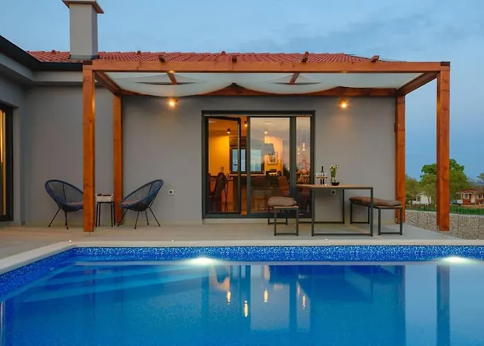 Balun In - 3 Bedrooms - Pool - Garden - Sauna Vila Orihi