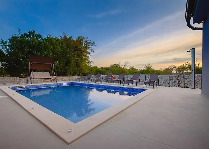Balun In - 3 Bedrooms - Pool - Garden - Sauna * Orihi