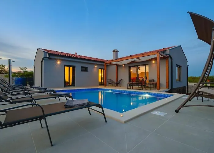 Balun In - 3 Bedrooms - Pool - Garden - Sauna Vila *