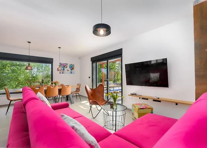 Vila Balun In - 3 Bedrooms - Pool - Garden - Sauna