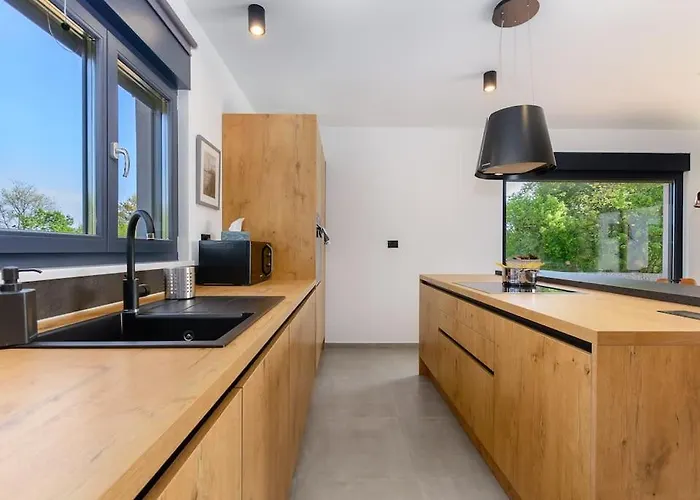 Vila Balun In - 3 Bedrooms - Pool - Garden - Sauna