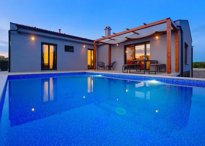 Vila Balun In - 3 Bedrooms - Pool - Garden - Sauna Orihi