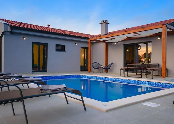 Balun In - 3 Bedrooms - Pool - Garden - Sauna Vila *