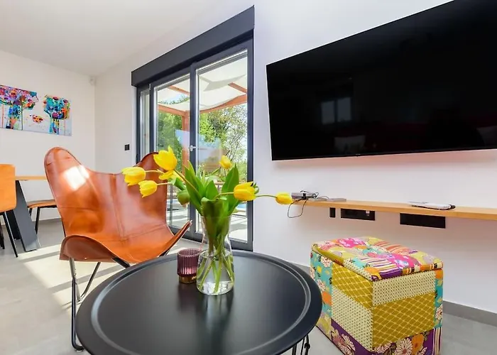 Vila Balun In - 3 Bedrooms - Pool - Garden - Sauna