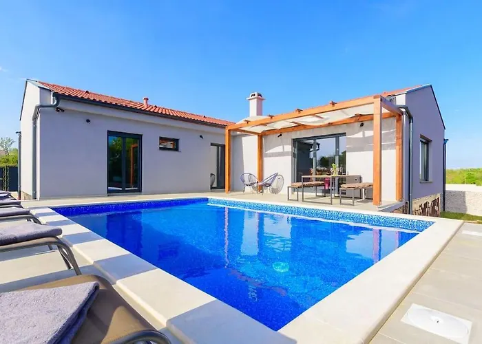 Balun In - 3 Bedrooms - Pool - Garden - Sauna Vila *