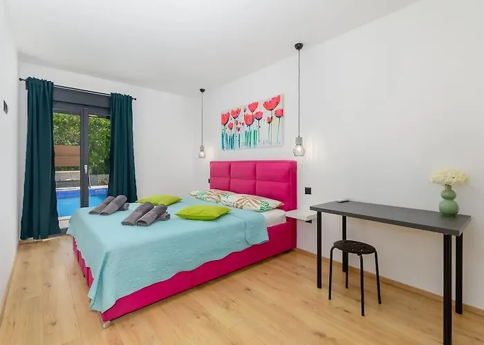 Vila Balun In - 3 Bedrooms - Pool - Garden - Sauna Orihi