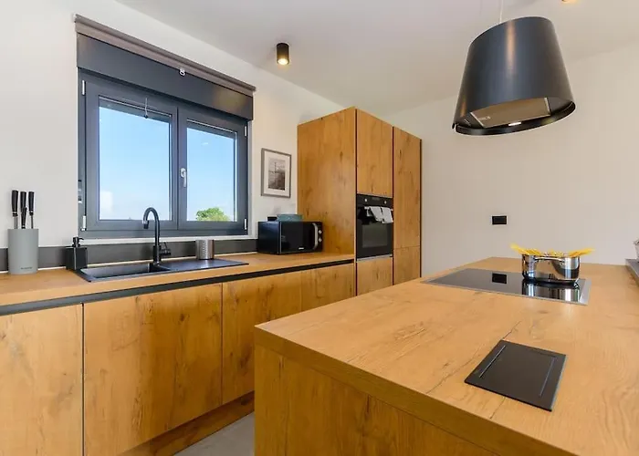 Balun In - 3 Bedrooms - Pool - Garden - Sauna Vila *
