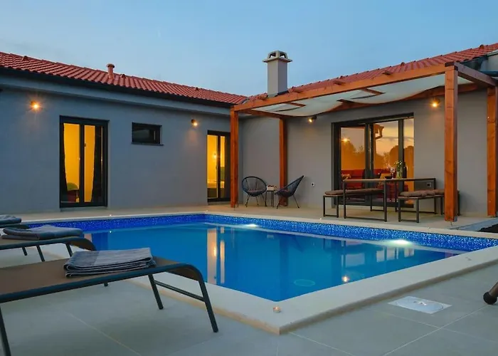 Vila Balun In - 3 Bedrooms - Pool - Garden - Sauna *