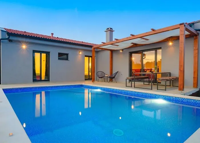 Balun In - 3 Bedrooms - Pool - Garden - Sauna Vila Orihi